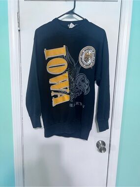 Vintage Iowa Hawkeyes “Flying Hurky”Graphic Crewneck Sweatshirt Adult Large